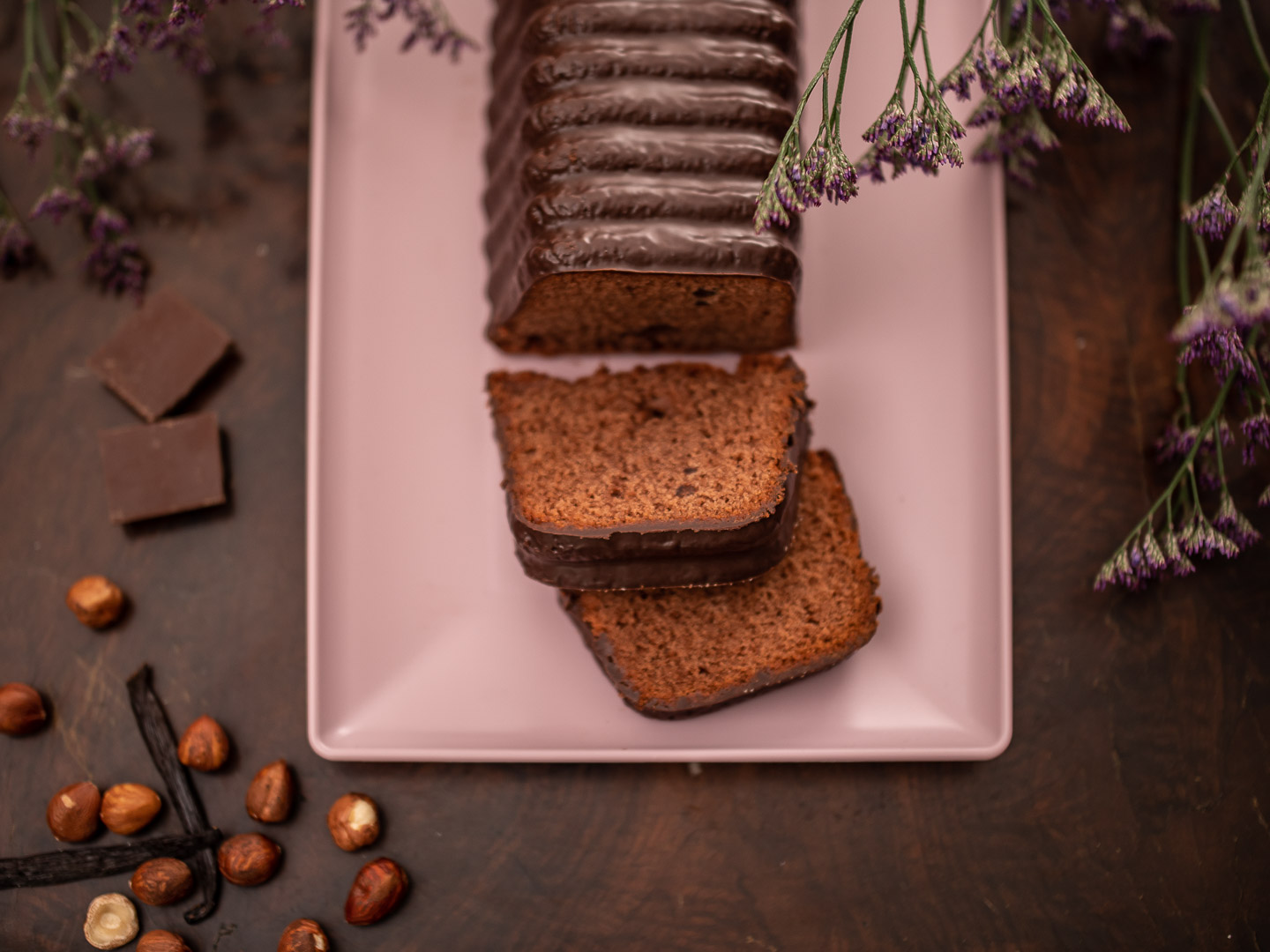 Pain au cacao avec noisettes et glaçage au cacao