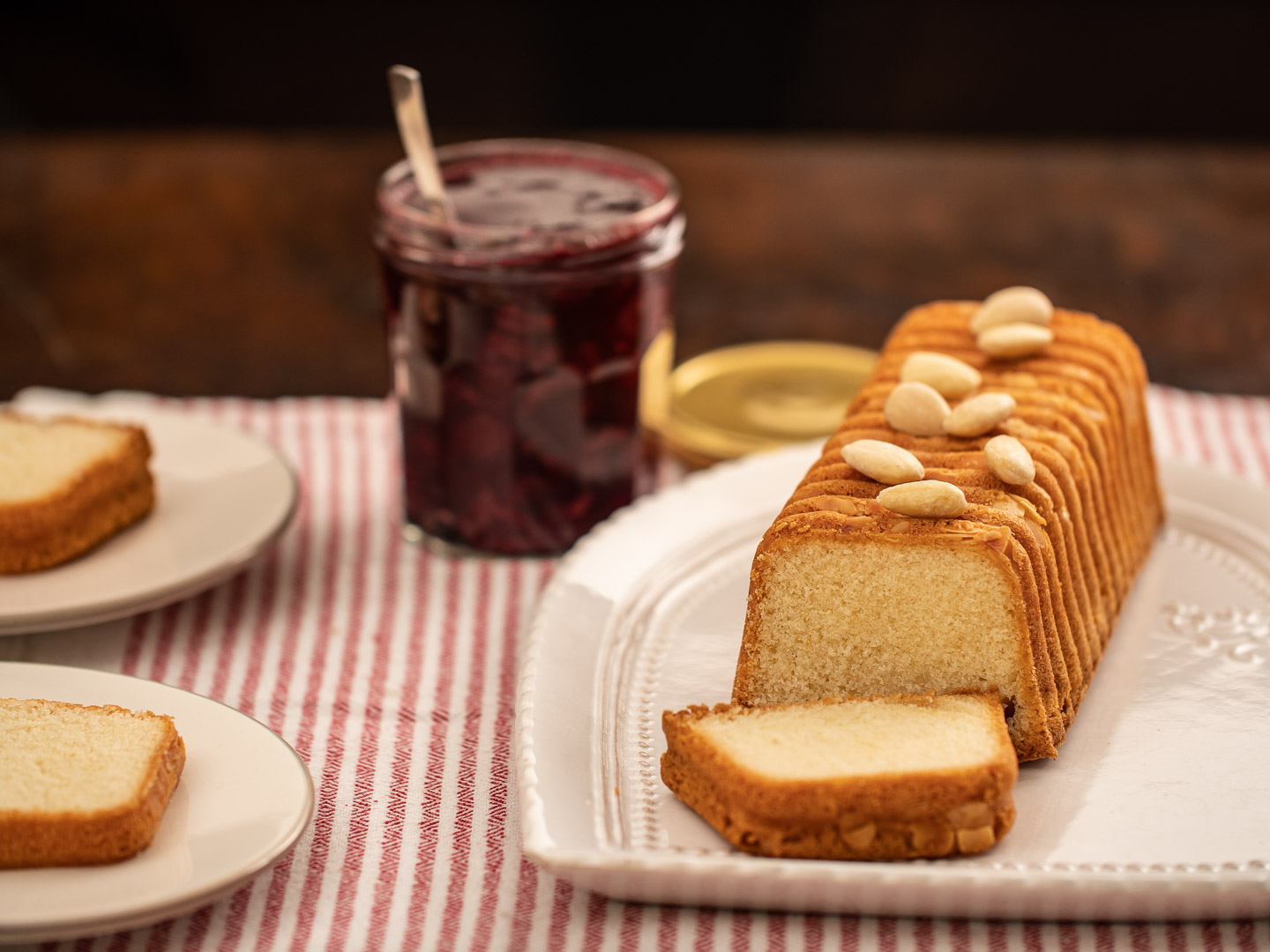 Vanilla Cake with Almonds